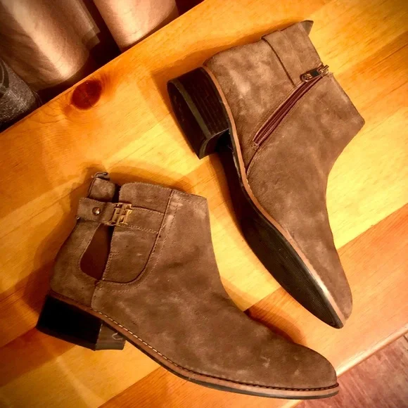 SOLD🔴 TOMMY Hilfiger brown or tan genuine leather (suede) booties size 9.5 - Picture 3 of 12